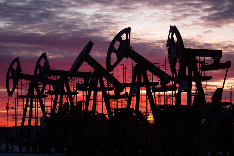 Phương Tây muốn cắt giảm doanh thu từ dầu mỏ của Nga: Bên nào sẽ chịu thiệt?